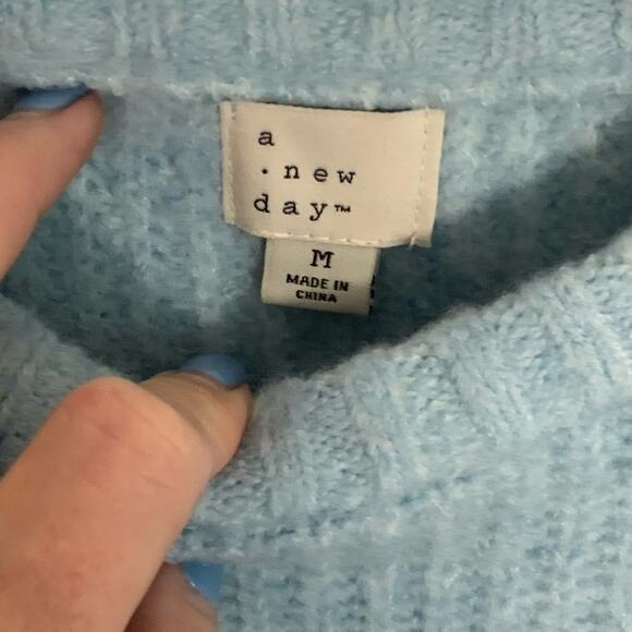 A. New. Day‎ Sweater size medium - Picture 2 of 6